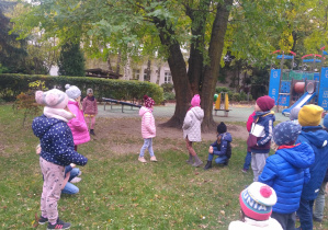 Dzieci bawiące się w ogrodzie
