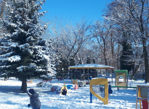 Zdjęcie - przedszkolny teren zabaw podczas zimy.