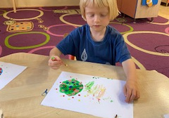 Dzieci malują za pomocą pędzli małe kropki oraz wypełniają kontur wielkiej kropki wybranym kolorem farby