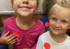 Uśmiechnięte dziewczynki z namalowanymi piegami na twarzy w wybranych przez Nie kolorach