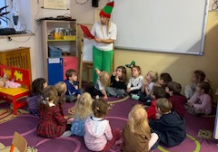 Nauczycielka odczytuje list do dzieci od Świętego Mikołaja