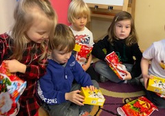 Dzieci oglądają prezent - zestaw Lego