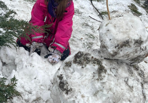 Dziewczynka bawiąca się w śniegu