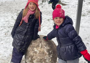 Dziewczynki robiące kulę śnieżną