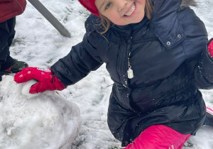 Dziewczynka robiąca kulę śnieżną