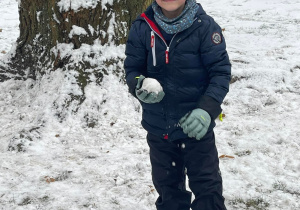 Chłopiec bawiący się w śniegu