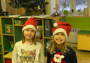 Dziewczynki w czapkach św. Mikołaja