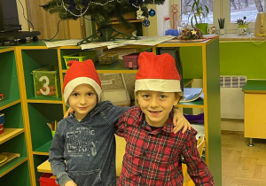 Chłopcy w czapkach św. Mikołaja