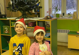 Dzieci w czapkach św. Mikołaja