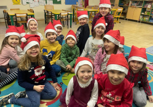 Dzieci w czapkach św. Mikołaja