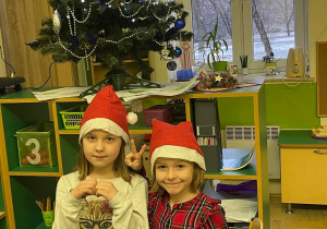 Dziewczynki w czapkach św. Mikołaja