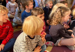 Dzieci oglądające występ