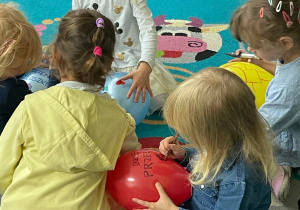 Dzieci ozdabiające balony