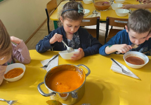 Dzieci jedzące zupę dyniową