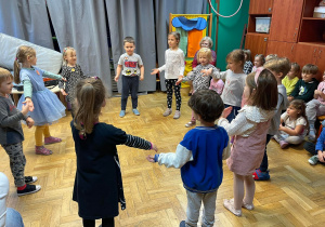 Taniec dzieci z oddziału III