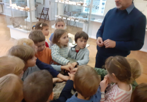 Dzieci podczas wizyty w Muzeum