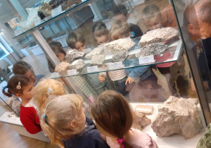 Dzieci podczas wizyty w Muzeum