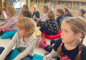 Dzieci słuchające czytanej bajki