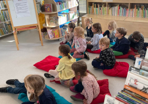 Dzieci słuchające czytanej bajki