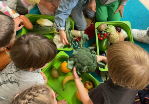 Dzieci segregujące warzywa i owoce