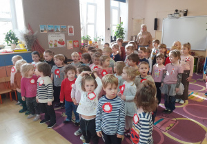 Dzieci śpiewające Hymn