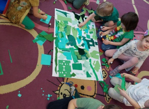 Dzieci wykonują pracę plastyczną Zielony obraz