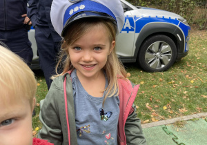 Dziewczynka w czapce policjanta