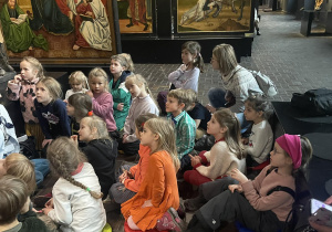 Dzieci podczas lekcji muzealnej