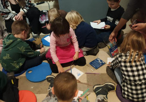 Dzieci podczas lekcji muzealnej