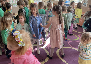 Dzieci podczas zabawy z okazji Przywitania Wiosny